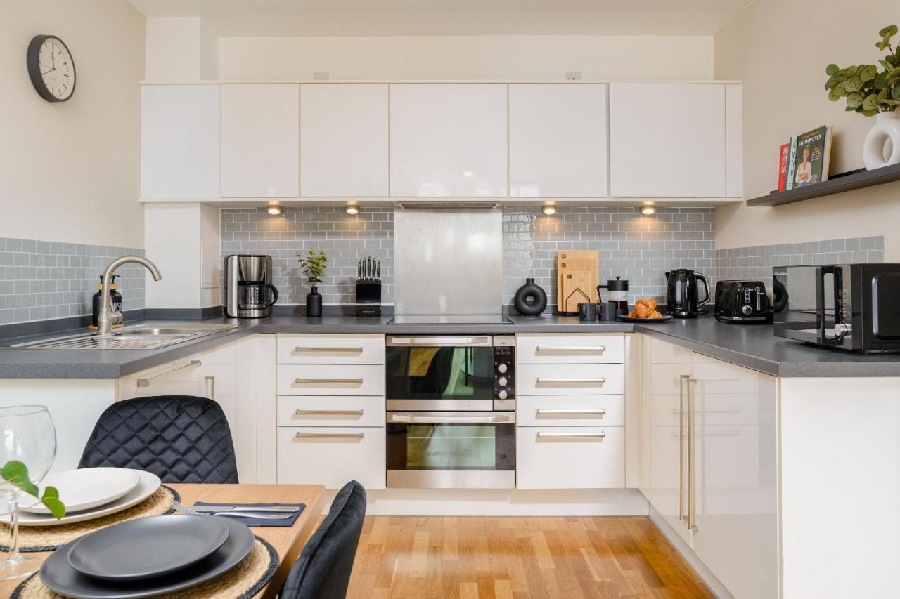 Premium Apartment - Allocated Parking - Great Location 플리머스 외부 사진
