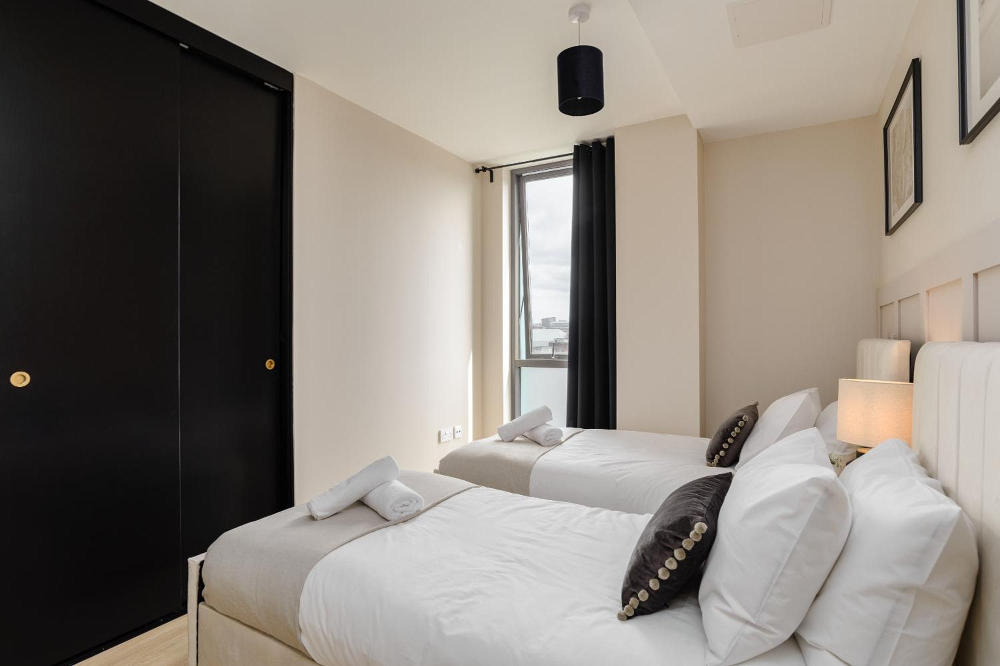 Premium Apartment - Allocated Parking - Great Location 플리머스 외부 사진
